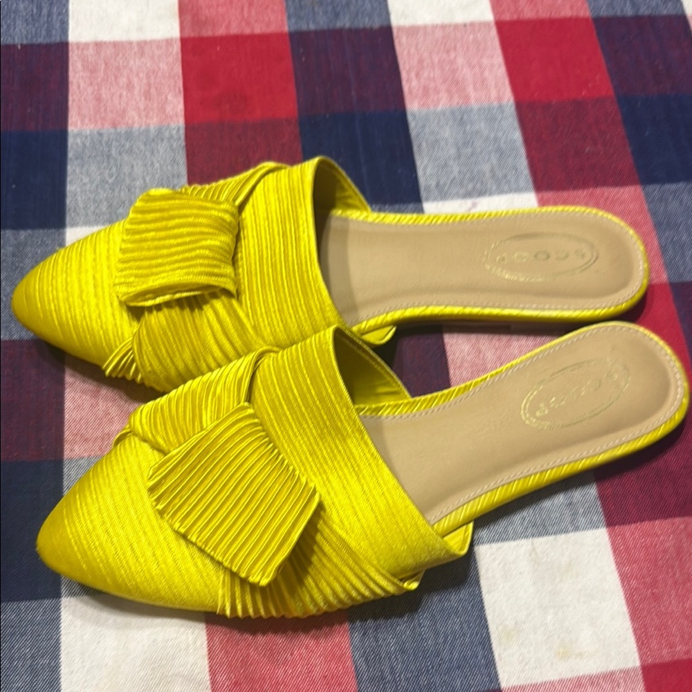 Scoop NYC Yellow Pleated Mules - Picture 2 of 3